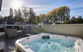 Bridgewater Lodge With Hot Tub